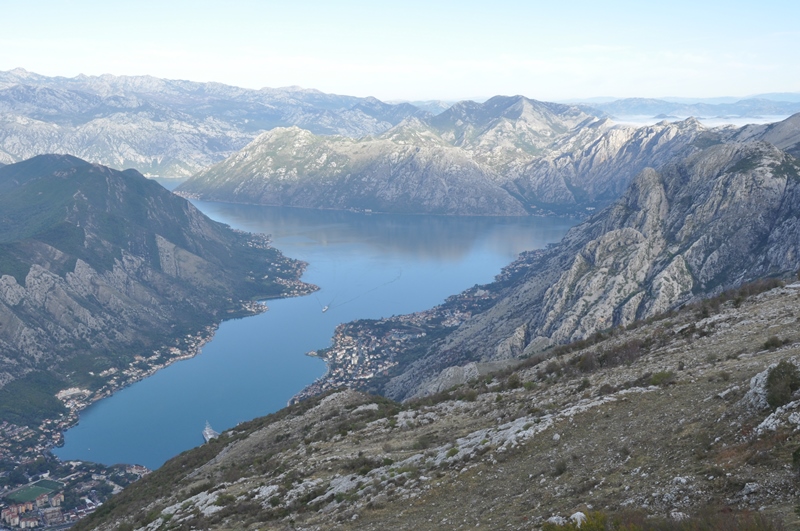 Der er mange hårnålesving til denne udsigt over Kotorbugten i Montenegro