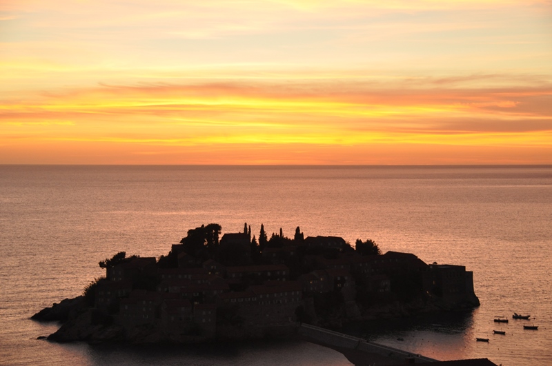 Sveti Stefan i Montenegro ved solnedgang