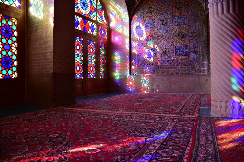 Lyset skinner ind i moskeen om morgenen i Shiraz