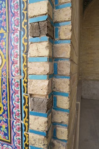 Træstykker mellem mursten i tilfælde af jordskælv