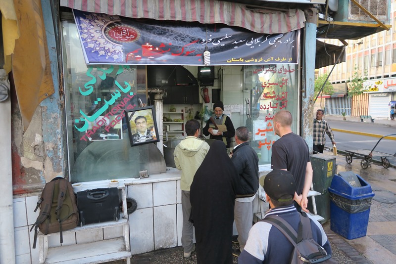 Morgenmadsbod på gadehjørne i Shiraz