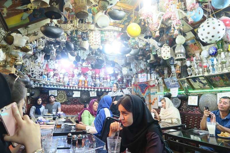 Lokale og turister på teahouse i Isfahan