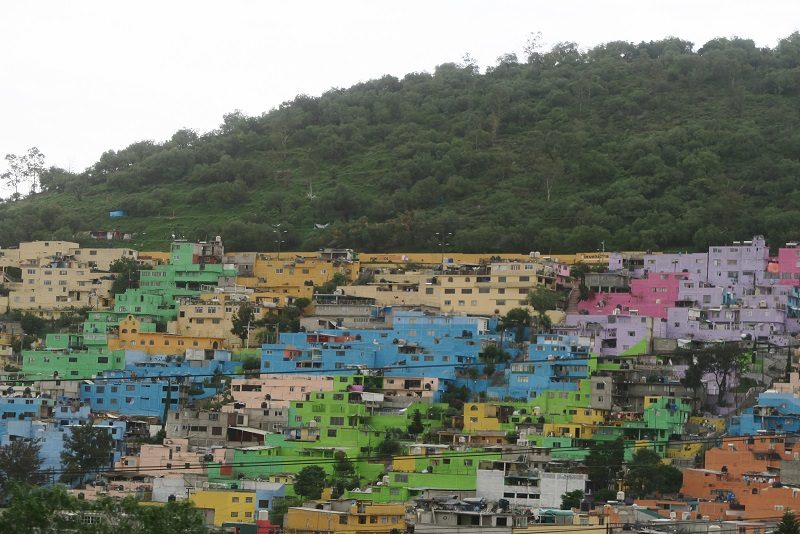 Farvede huse i forstæderne i Mexico City.