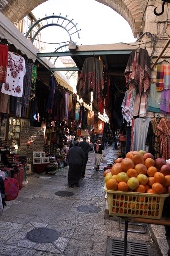 En typisk gade i den gamle by i Jerusalem