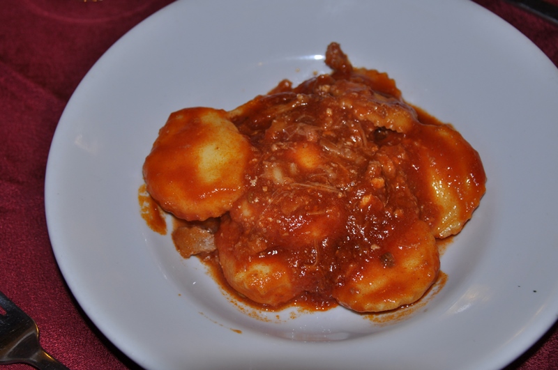 Ravioli med ricotta og mørt svinekød i tomatsovs
