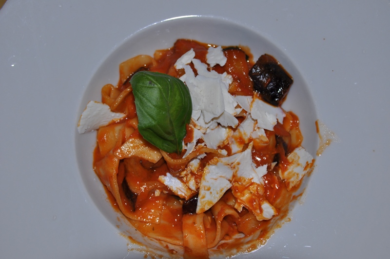 Ravioli med ricotta og tomat
