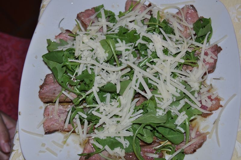 Stegt kalvemørbrad med rucola og parmesan