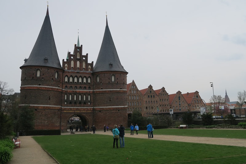 Den dobbelttårnede byport Holsteintor i Lübeck