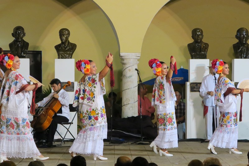 Flot optræden af dansere i Merida, Mexico
