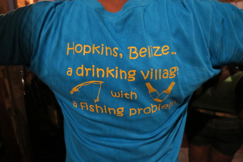 Slogan op t-shirt fra Hopkins, Belize