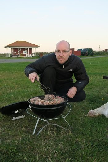 Rasmus griller på Hjortø