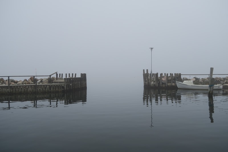 Tæt tåge i havnen på Hjortø
