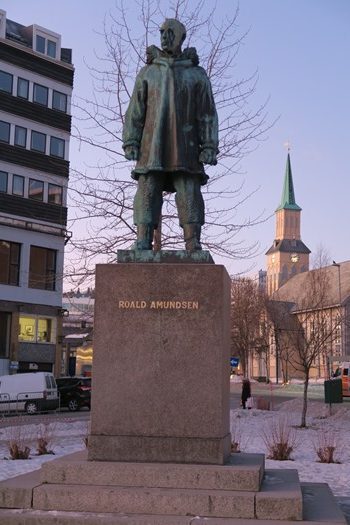 Statue af Roald Amundsen i Tromsø