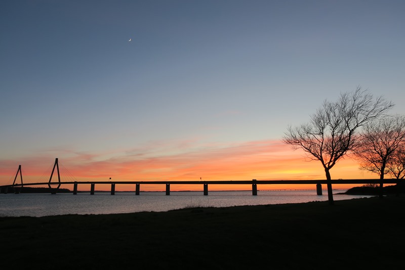 Smuk solnedgang ved Farøbroen