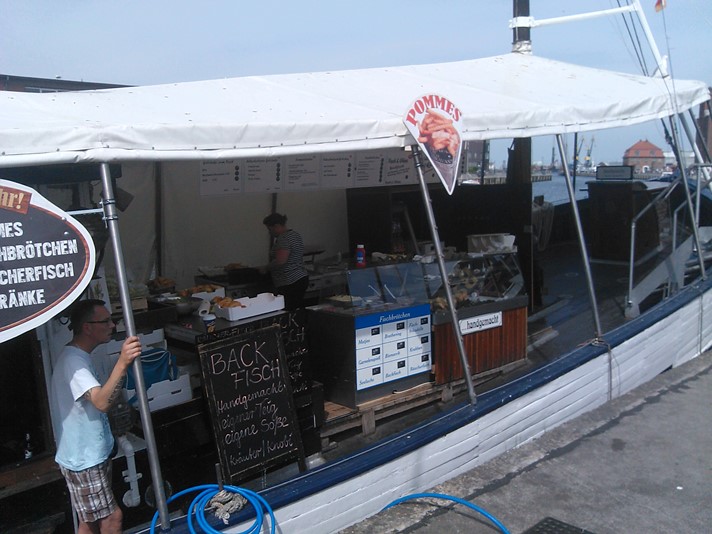 Fiskeudsalg på havnen i Wismar