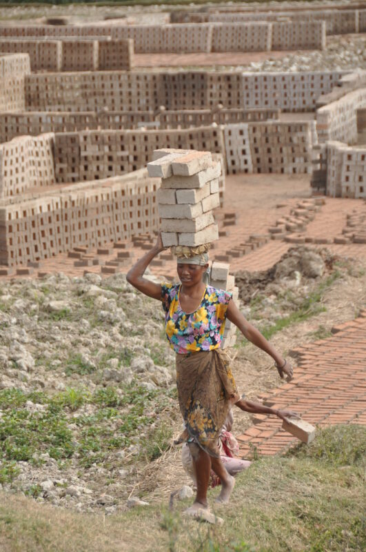 Brændte mursten bæres på hovedet i Madagaskar