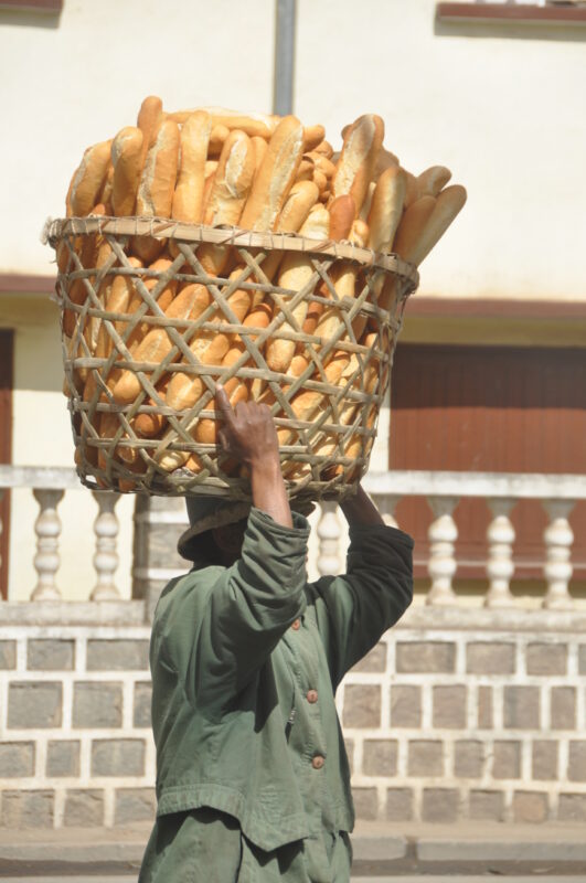 Brød bæres på hovedet i Madagaskar