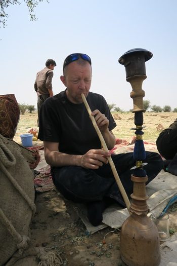 Vi bydes på vandpibe hos nomader i Iran