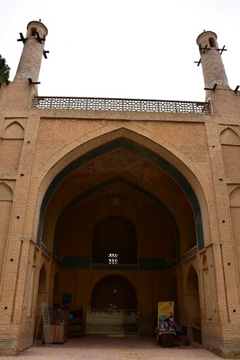 Moske med tårne der rokker i Isfahan
