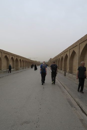 Spadsertur over broen i Isfahan