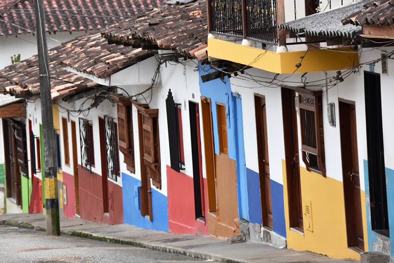 Stejl og farverig gade i Jardín, Colombia