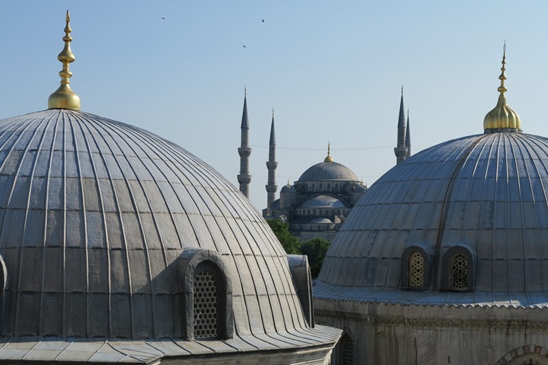 Den blå moske set fra Hagia Sophia i Istanbul