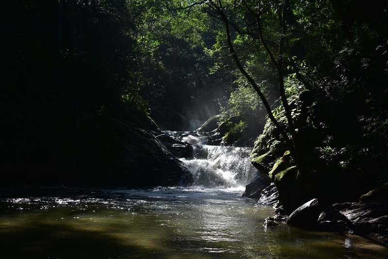 Det lille vandfald Pozo Azul i Colombia