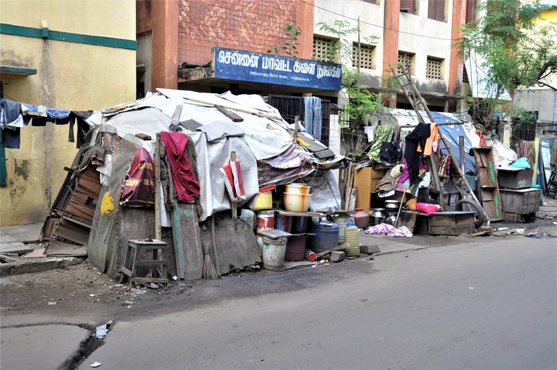 Folk har bygget deres egne huse på gaden i Chennai