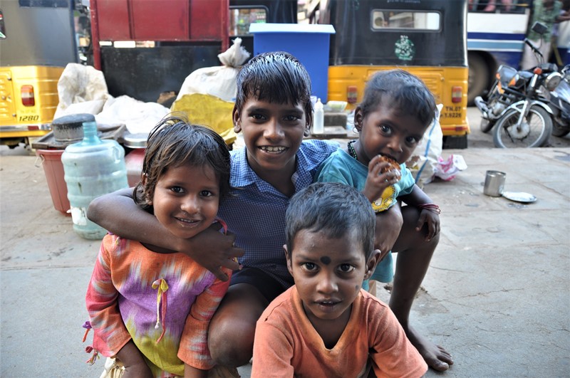 Familie som bor på gaden i Chennai, Indien