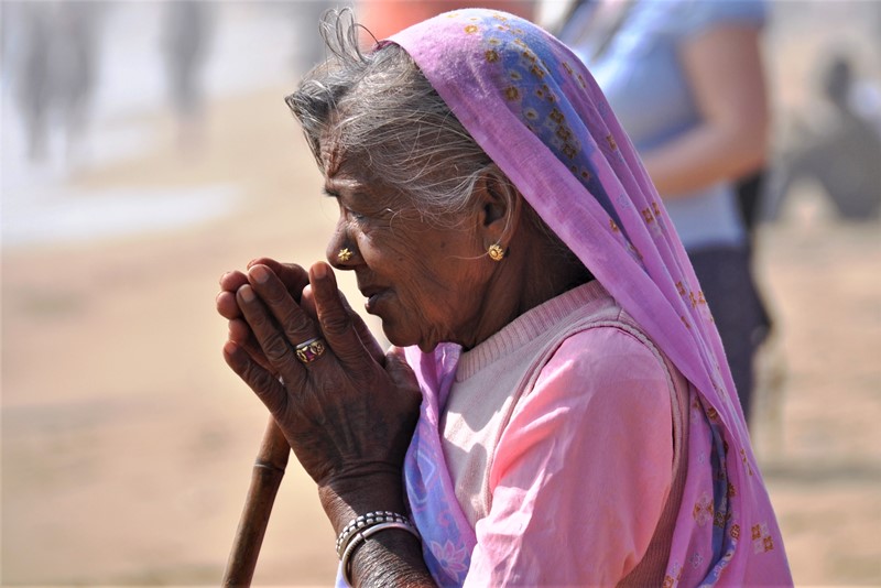 Kvinde i bøn på stranden, Chennai, Indien