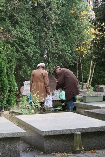 En enkelt grav bliver passet på den jødiske kirkegård i Warszawa