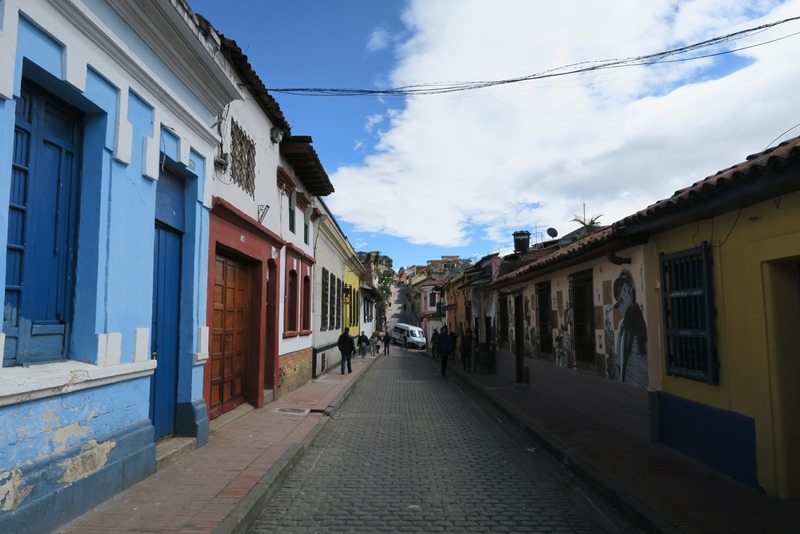 Fin gade i det gamle kvarter, Bogota, Colombia