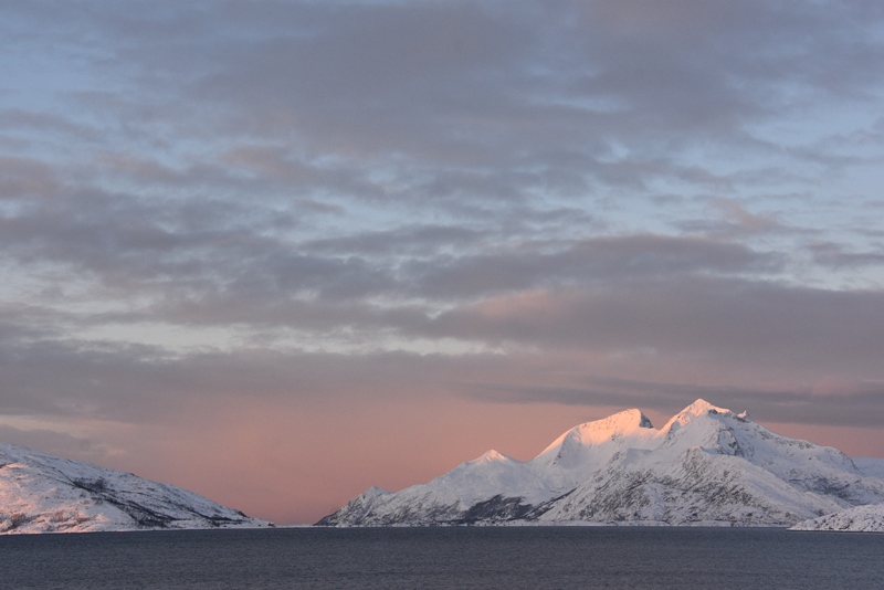 Lyset på bjergene er magisk nær Tromsø, Norge