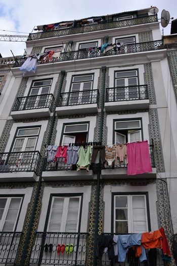 Flotte bygninger med vasketøj, Lissabon, Portugal
