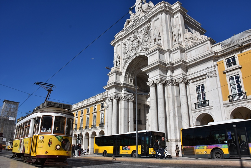 Sporvogn og bus masser huset, Lissabon, Portugal