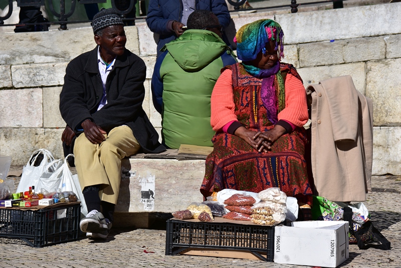 Afrikanske emigranter på en af Lissabons pladser, Portugal