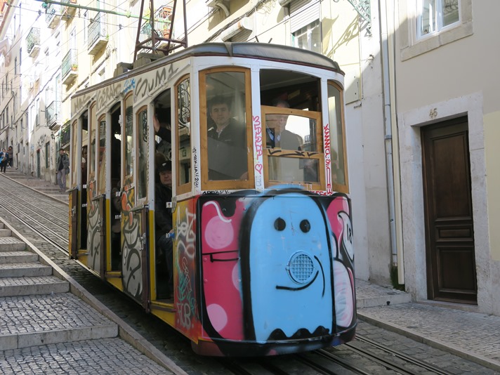 Skinnebus i de stejle gader i Lissabon, Portugal