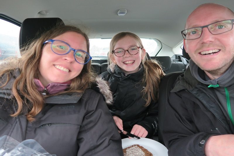 Der smørres mad i bilen, Island