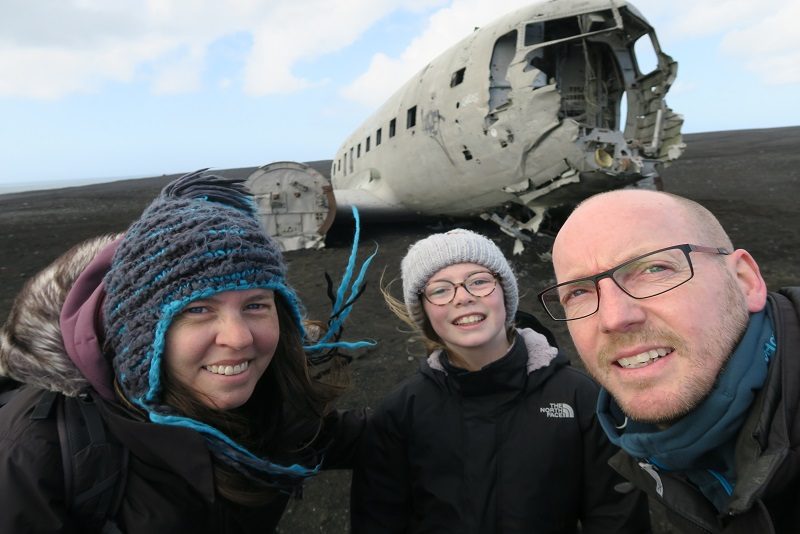 Os tre ved flyvraget ved Vik, Island