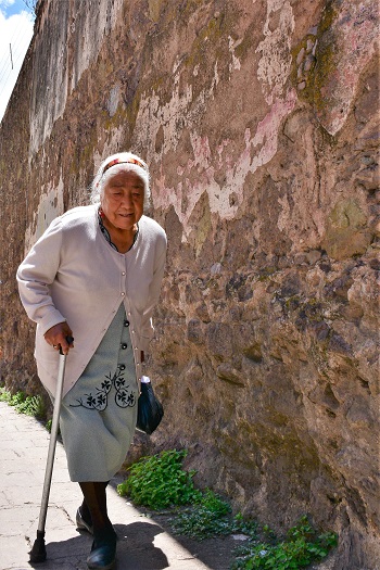 Gammel dame i de stejle gader, Guanajuato, Mexico