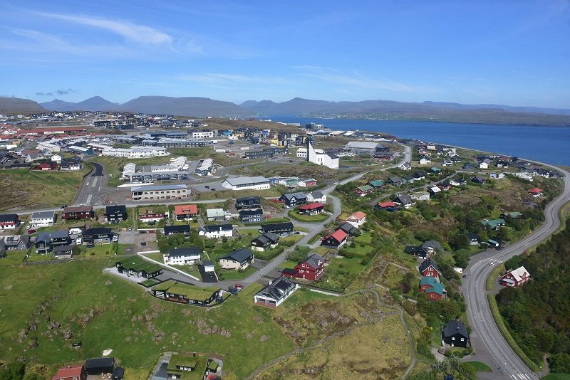 Indflyvning over Torshavn med helikopter