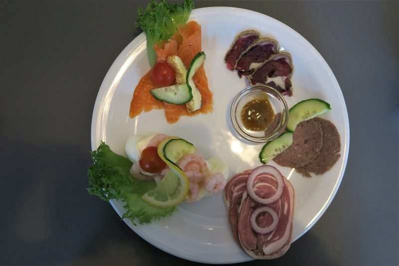 Færøsk tallerken på cafe i Gasadalur