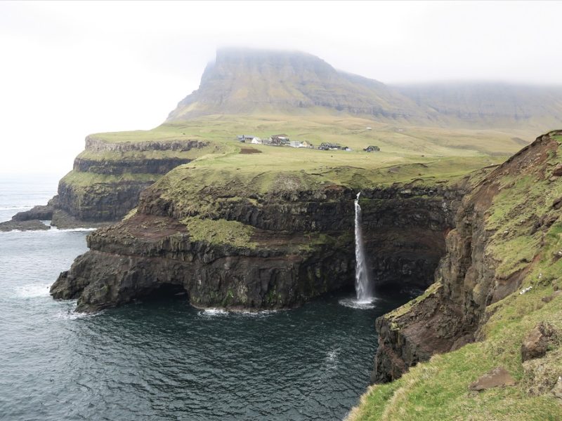 Det berømte vandfald Múlafossur på Vágar, Færøerne