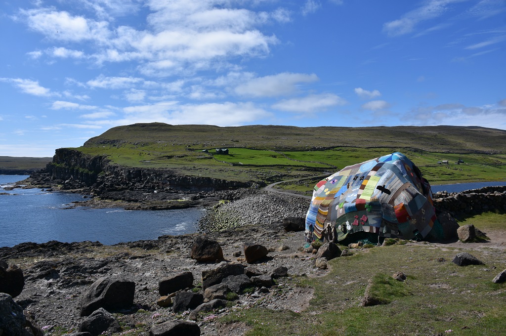 På jagt efter en strikkesten på Sandoy
