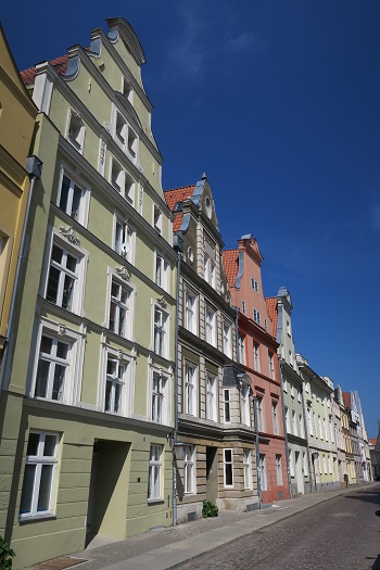 Farverige huse i Stralsund, Tyskland