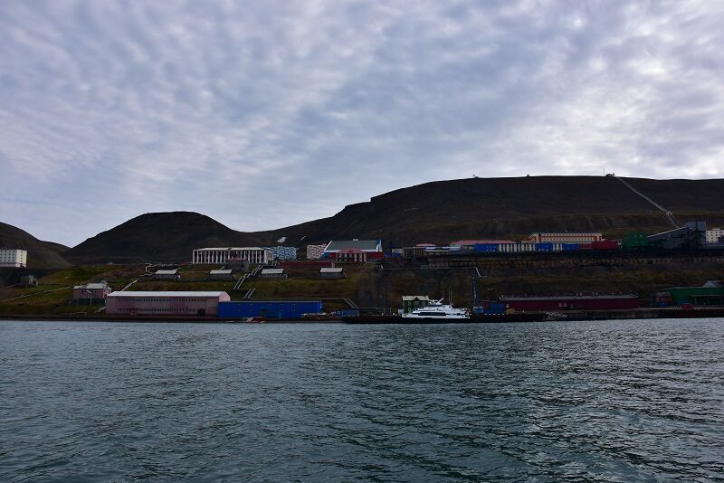 Indsejlingen til Barentsburg, Svalbard