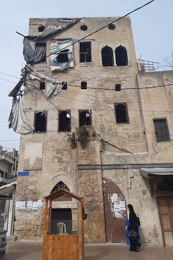 En smadret bygning i Tripoli, Libanon