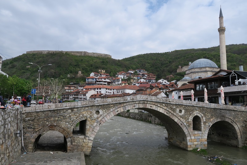 Den berømte stenbro i Prizren, Kosovo
