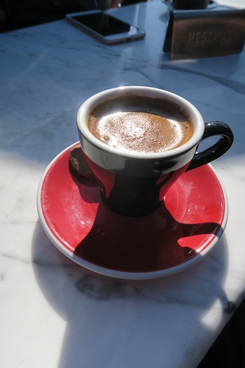Græsk kaffe i solen